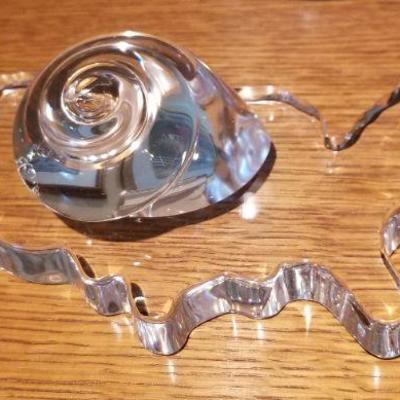 LOT #246: Stueben Glass Crystal Shell and Glass US Form 
