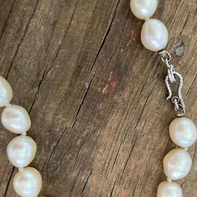 TAHITIAN WHITE PEARL NECKLACE 