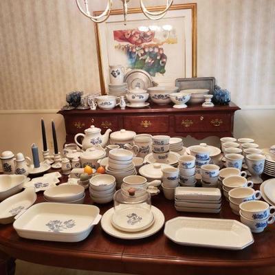 Lot 265: Pfaltzgraff Large Dish Set (194 pieces) 