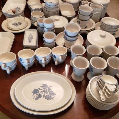 Lot 265: Pfaltzgraff Large Dish Set (194 pieces) 