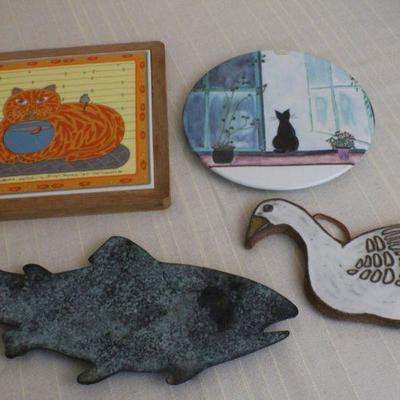 LOT #286: (4) Assorted Hot Plates (Cat w/ Fish, Cat Outside, Fish and Duck)