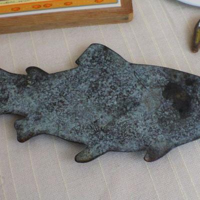 LOT #286: (4) Assorted Hot Plates (Cat w/ Fish, Cat Outside, Fish and Duck)