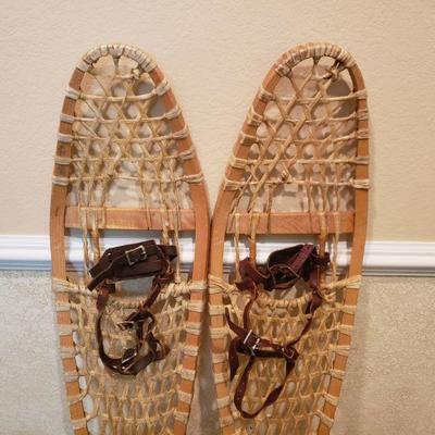 Lot 8: Ladies Snow Shoes