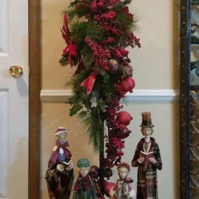 LOT #45: Vintage Christmas Deco Light Pole w/ 4 Carolers