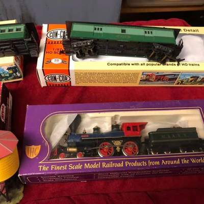 TOY TRAINS & ACCESSORIES