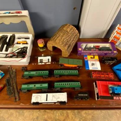 TOY TRAINS & ACCESSORIES