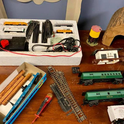 TOY TRAINS & ACCESSORIES