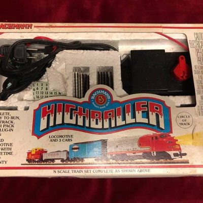 TOY TRAINS & ACCESSORIES