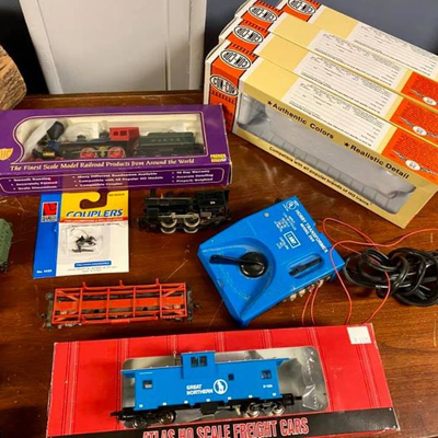 TOY TRAINS & ACCESSORIES