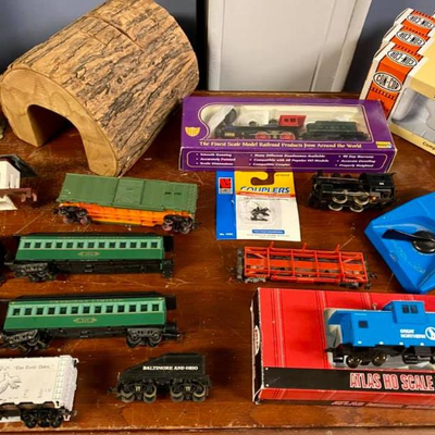TOY TRAINS & ACCESSORIES