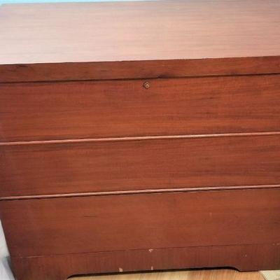 Lot #71  Vintage Roos Sweetheart Cedar Chest