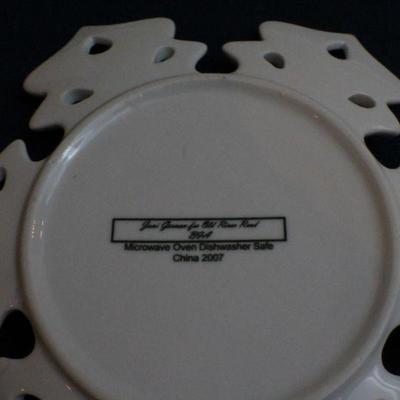 LOT #99: Set of (6) Snowflake Design Plates