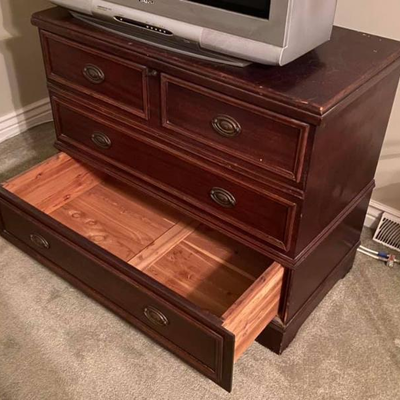 ANTIQUE ROOS CEDAR CHEST 