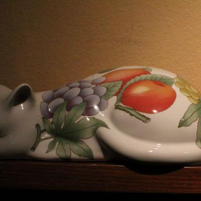 LOT #113: GALLO DESIGNSâ„¢ Fruit Themed Cat Home Deco