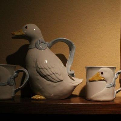 LOT #120: (2) Vintage Duck Coffee Mug w/ pitcher 