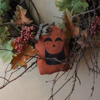 LOT #126: Large Halloween Spooky Ghost Wreath