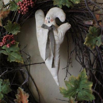 LOT #126: Large Halloween Spooky Ghost Wreath