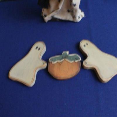 LOT #141: Assortment of Halloween Small Home Deco (Witch w/ Ghosts and Pumpkin)
