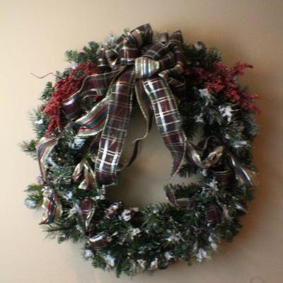 LOT #168: Large Christmas Wreath Plaid Bow Feature