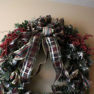 LOT #168: Large Christmas Wreath Plaid Bow Feature