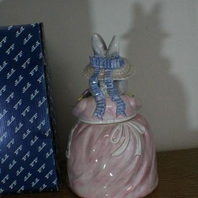 LOT #283: Vintage Fitz and Floydâ„¢ Female Easter Bunny Figure w/ Lid Feature