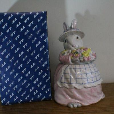 LOT #283: Vintage Fitz and Floydâ„¢ Female Easter Bunny Figure w/ Lid Feature