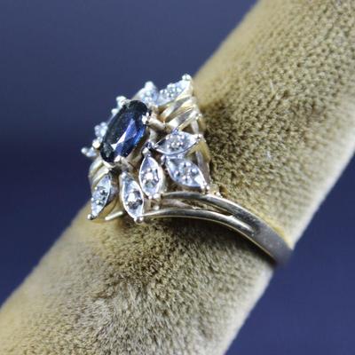LOT#J54: 10K Sapphire & Diamond Ring