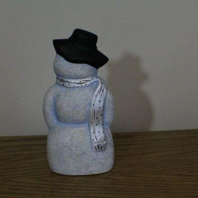 LOT #352: MONIâ„¢ Frosty the Snowman Holiday Home Deco 