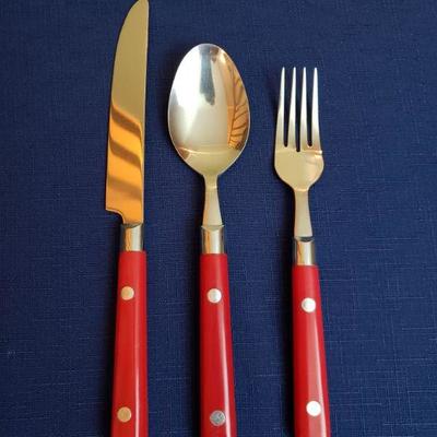 Lot 438: Summer Dish/Flatware Lot