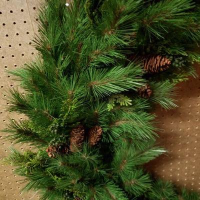 Lot 448: Green Wreath w/ Pinecone 
