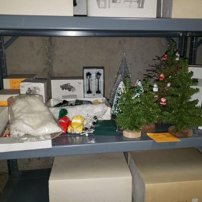 Lot 454: Dickens Village Accessory lot