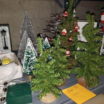 Lot 454: Dickens Village Accessory lot