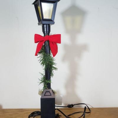 Lot 471: Byers Carolers Lamp Post