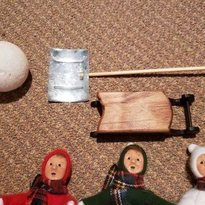 Lot 472: Byers Carolers (3) Boys & Accessories 