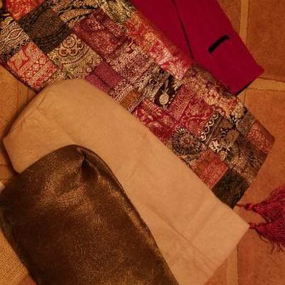 Lot 499: Decorative Wine Bottle Presentation Bags Assorted