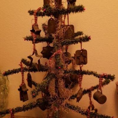 Lot 500: Christmas Tree with Ornaments 
