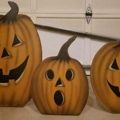 Lot 519: (3) Pumpkins 