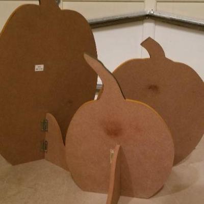 Lot 519: (3) Pumpkins 