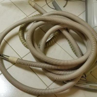 Lot 537: ELECTROLUX Vacuum w/ Accessory Bundle