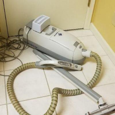Lot 537: ELECTROLUX Vacuum w/ Accessory Bundle