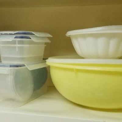 Lot 545: Gladware and Tupperware lot