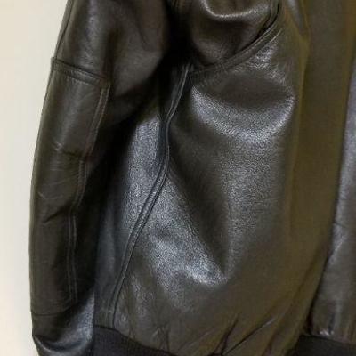 Lot 546: FaÃ§conable Mens Black Leather Jacket