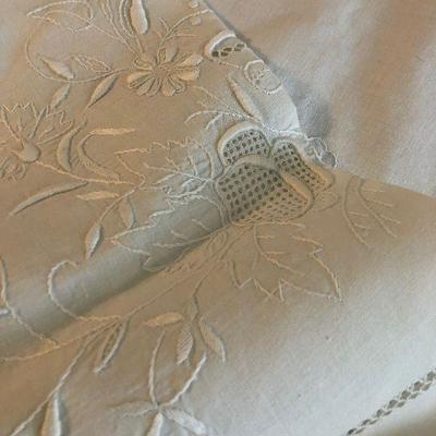 #81 Linen Table Cloth with not matching Napkins. 