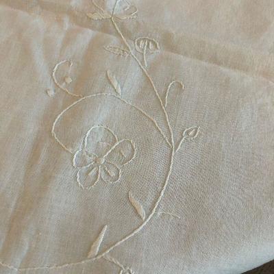 #81 Linen Table Cloth with not matching Napkins. 