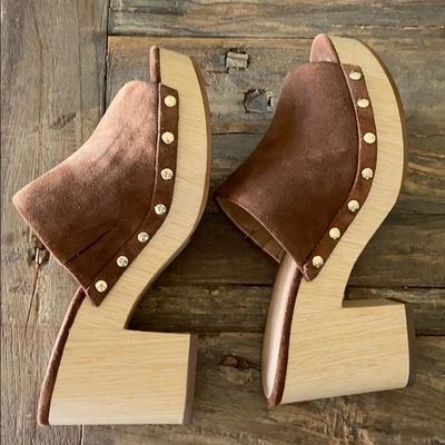 BANANA REPUBLIC nutmeg suede clogs SIZE 8