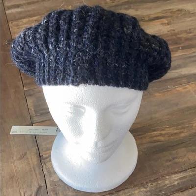 WHITE & WARREN Cashmere beret in color CARBON MARL