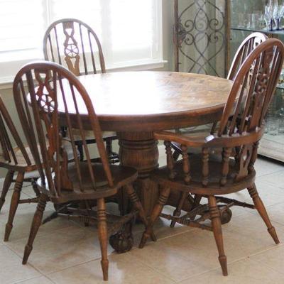 Lot 18 Dining Table w/ Leaf & 5 Chairs