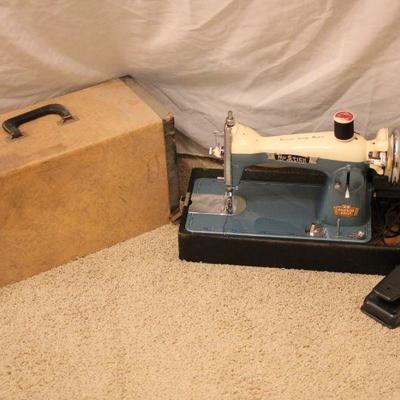 Lot 35 Teal Nu Stich Sewing Machine