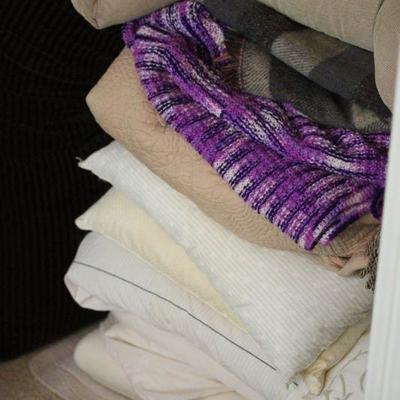 Lot 70 Bed Pillows, DÃ©cor Pillows & More