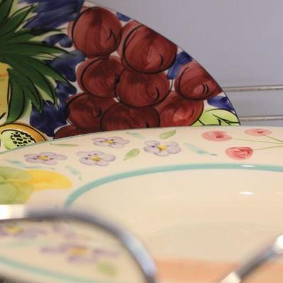 Lot 213 Serving ware 